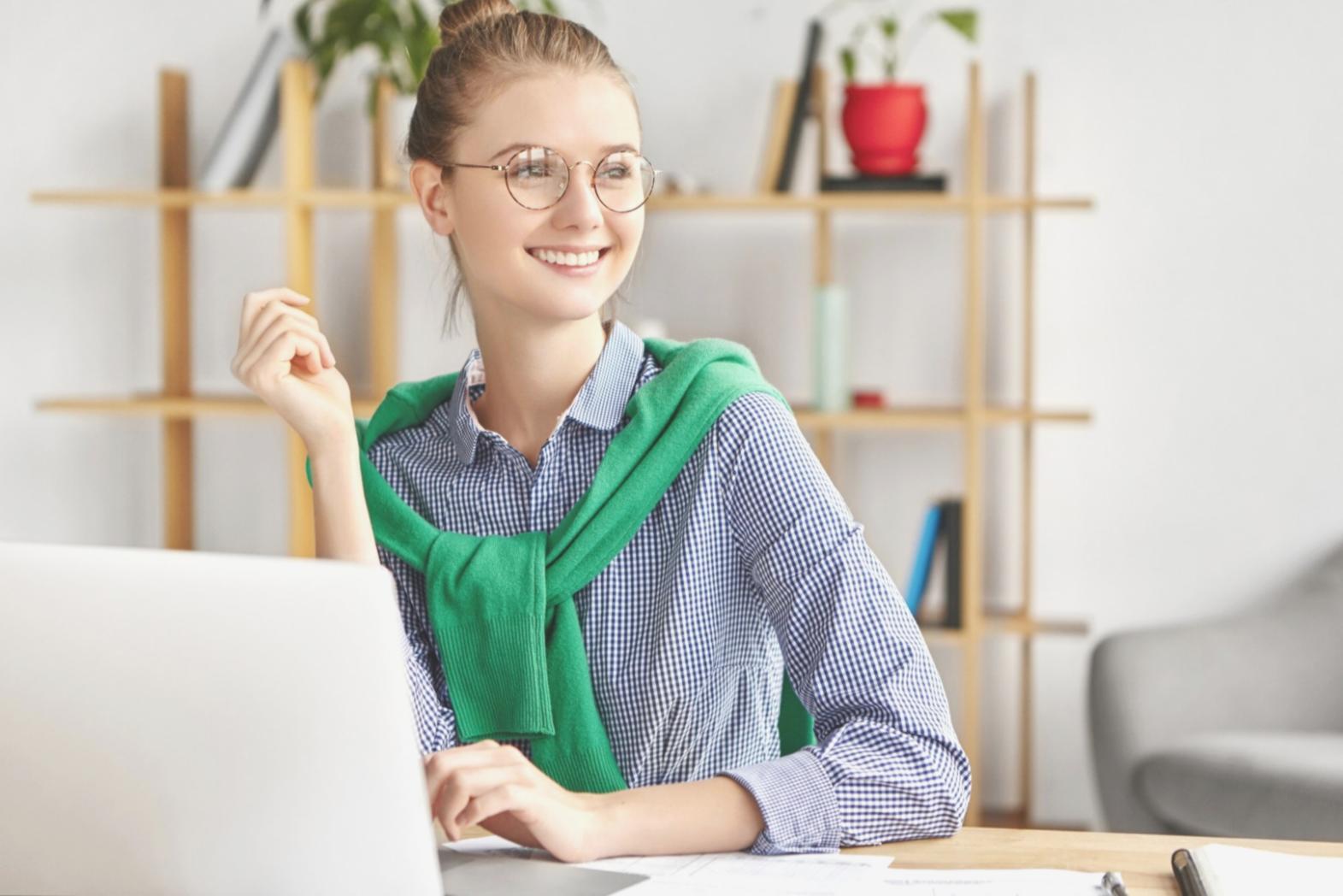 Studenten arbeiten gemeinsam an Finanzprojekten